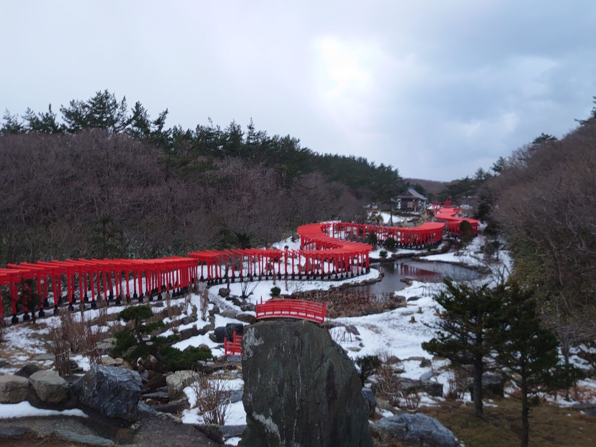 高山稲荷神社／雪化粧の千本鳥居